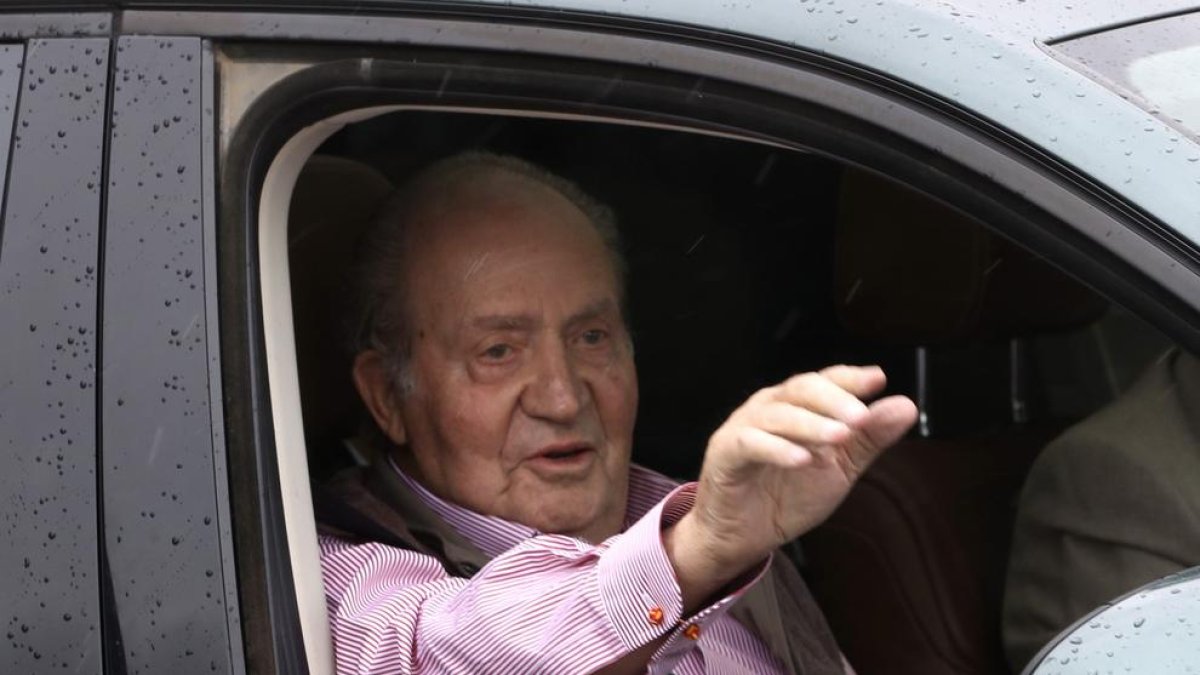 El rei emèrit, ahir, va saludar als mitjans des d’un cotxe al sortir d’una clínica de Madrid.