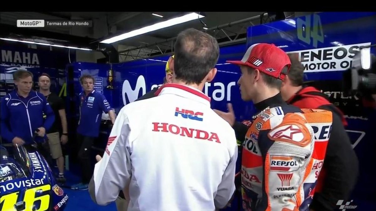 Momento en que Marc fue al box de Rossi junto a Puig y Alzamora.
