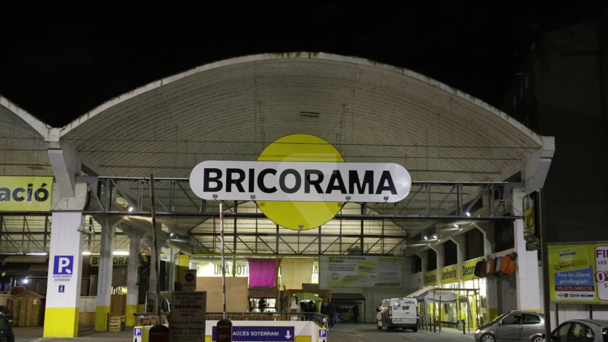 Bricorama està ubicat als antics tallers Rocafort.