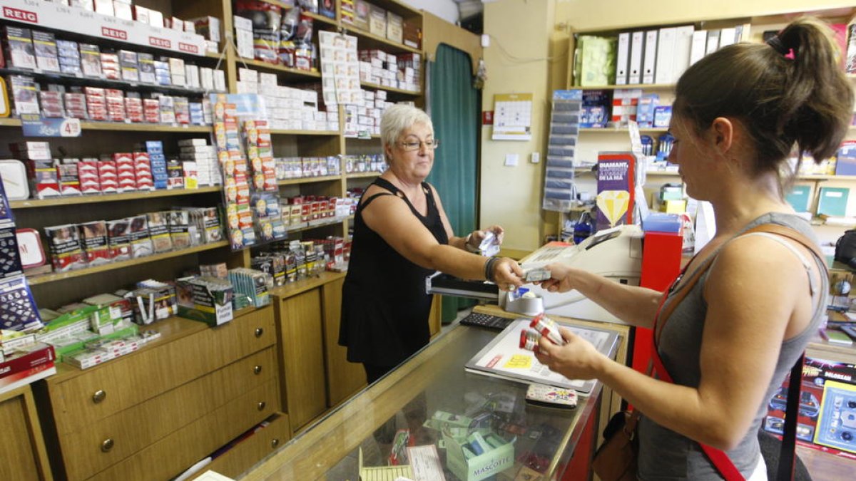 Venda de tabac en un estanc de Lleida.