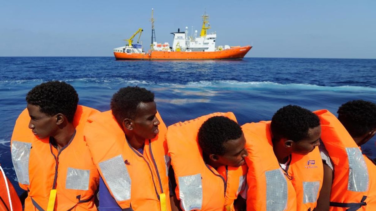 Diversos immigrant rescatats que són transportats a bord de l'Aquarius.