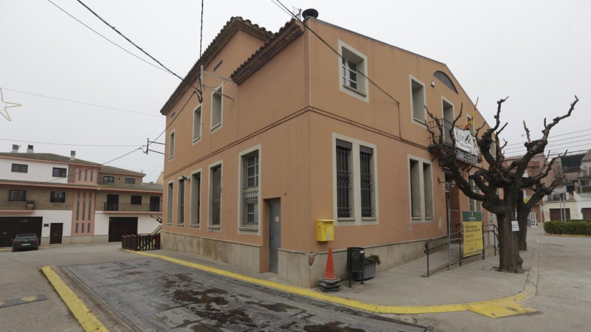 La bàscula municipal al carrer la Bassa, vora l’ajuntament, una part del qual serà de vianants.