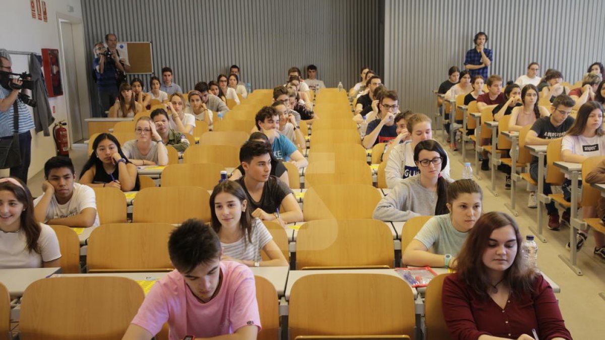 Alumnes durant una de les proves de la selectivitat aquest dimarts al campus de Cappont de la UdL.