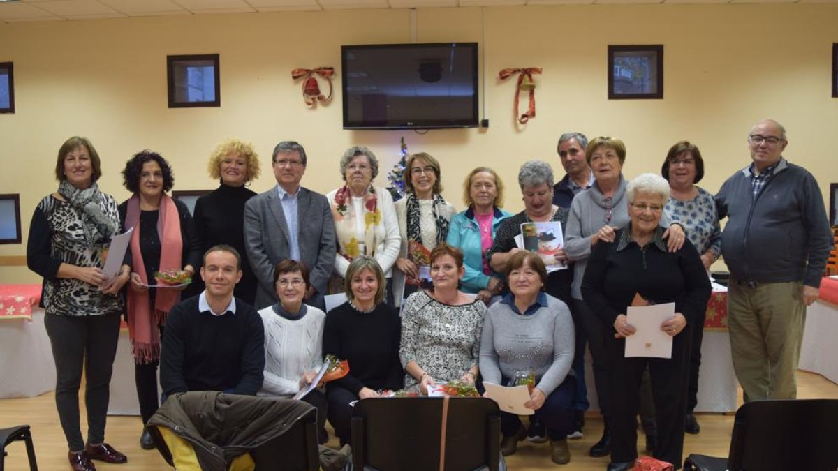 Els participants en el concurs de postres organitzat per l’Associació de Veïns de la Bordeta.