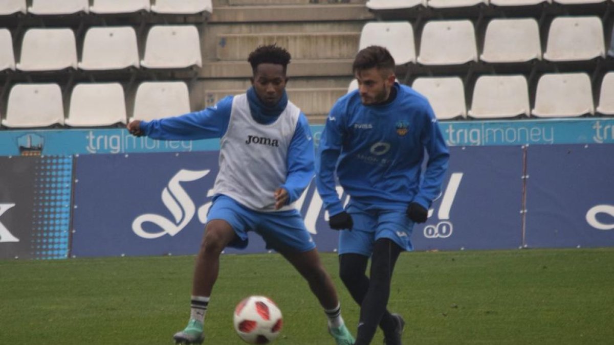 Quintero y Artiles ayer en el Camp d’Esports en el regreso de la plantilla a los entrenamientos.