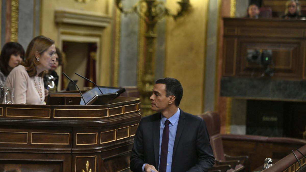 La presidenta del Congrés, Ana Pastor, conversa amb el cap del Govern estatal, Pedro Sánchez.