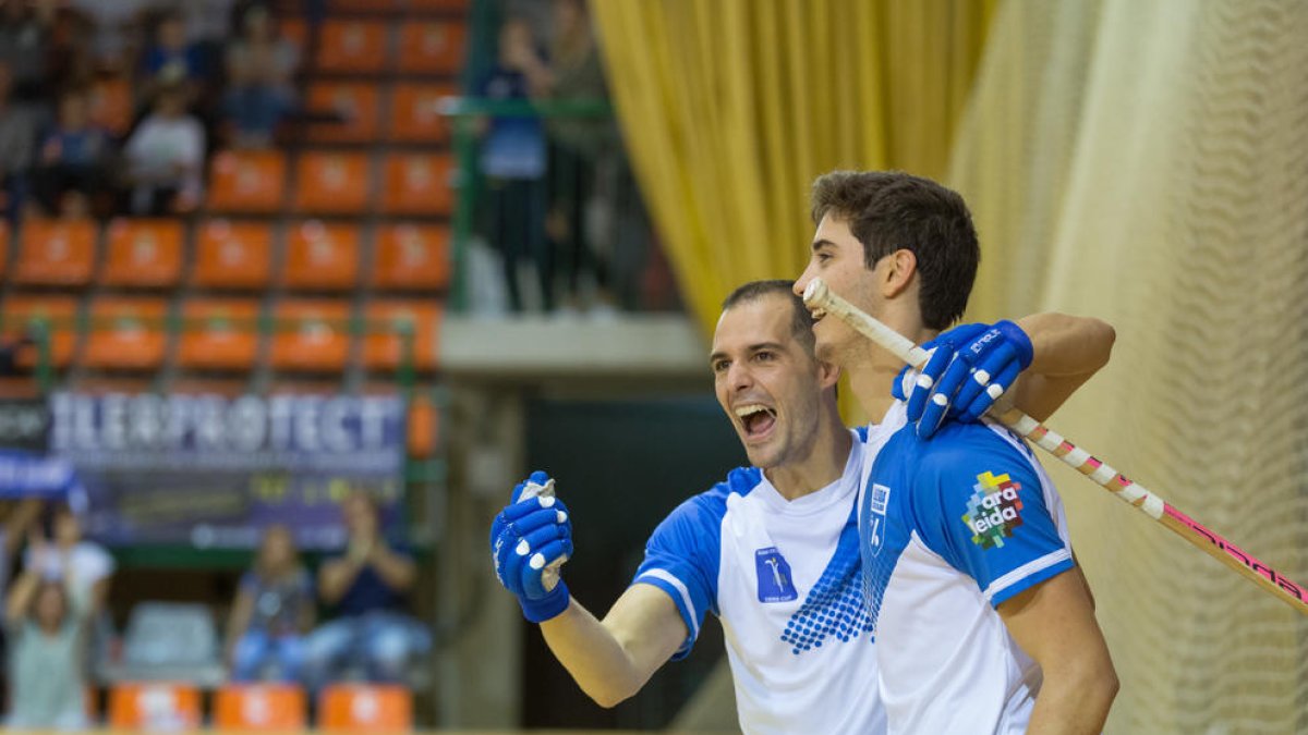 Andreu Tomàs y Bruno Di Benedetto celebran un gol ante el Vic.