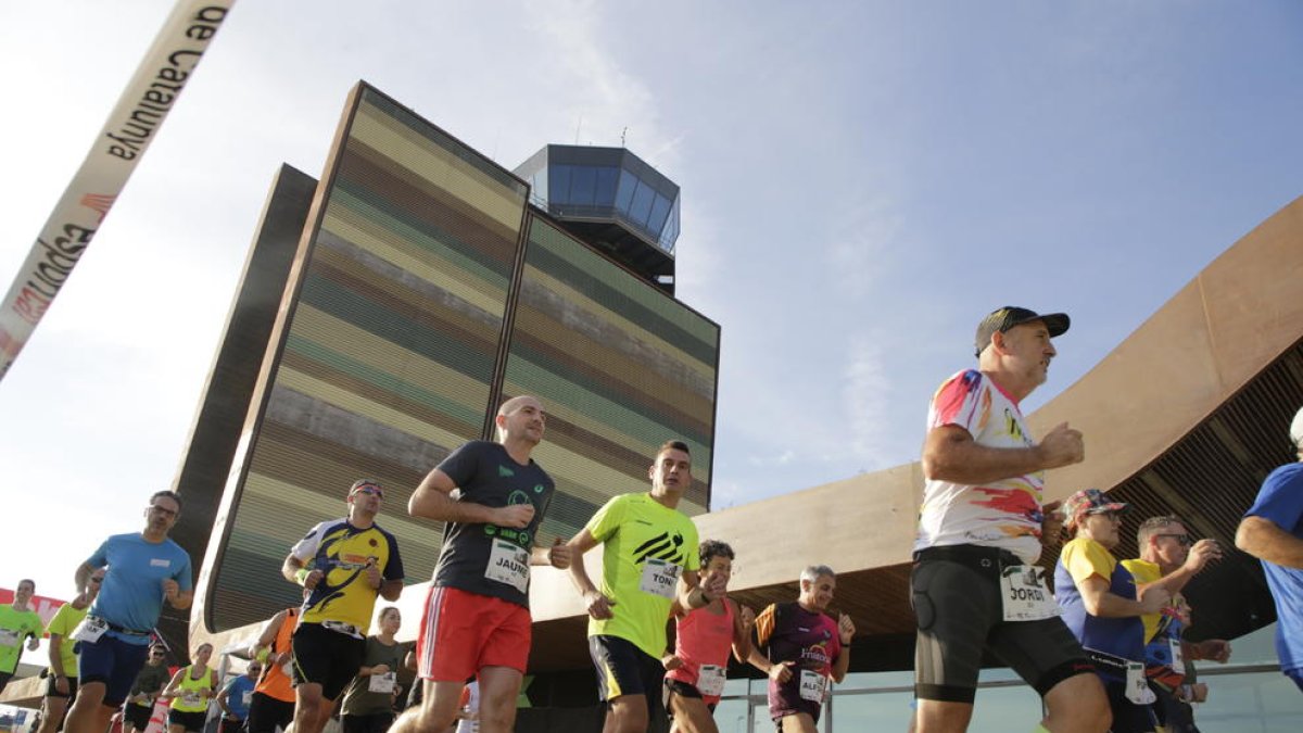 La prueba rozó los 400 participantes en una prueba que se disputó por el aeropuerto de Alguaire.