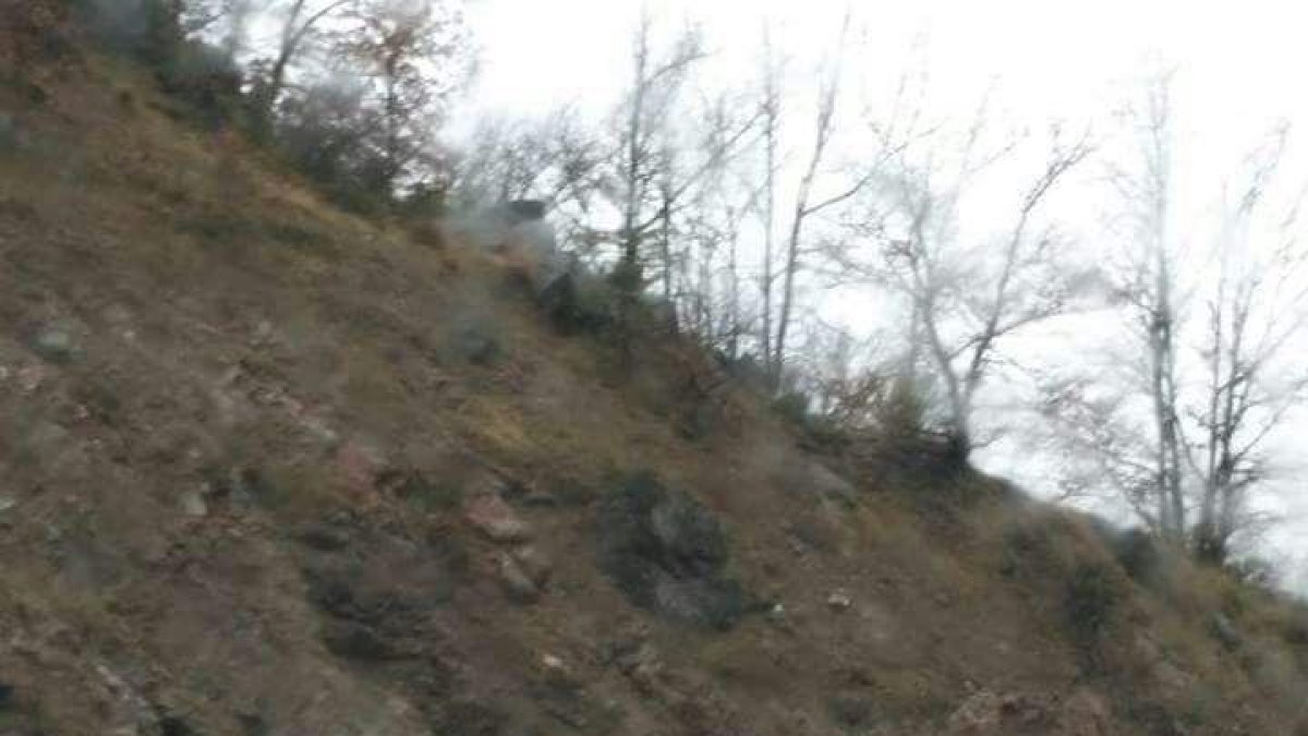 La roca que cayó el miércoles sobre la N-230 en Escales.