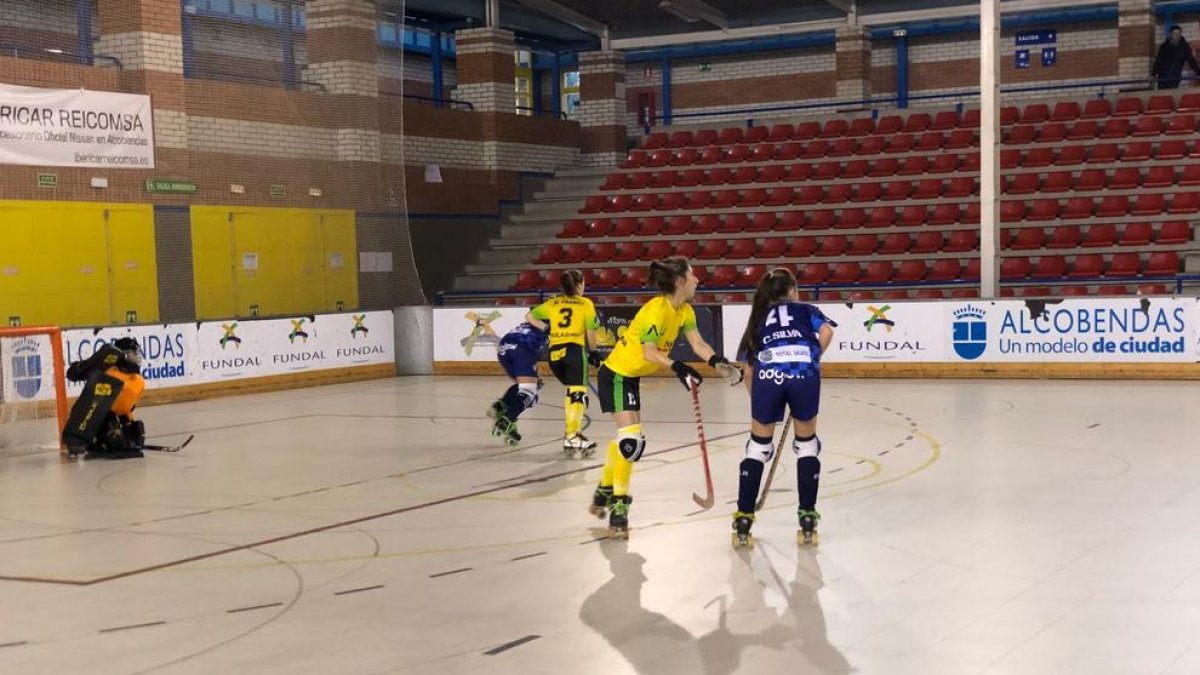 Una jugadora del Vila-sana intenta recibir una pelota ante la oposición de una rival.