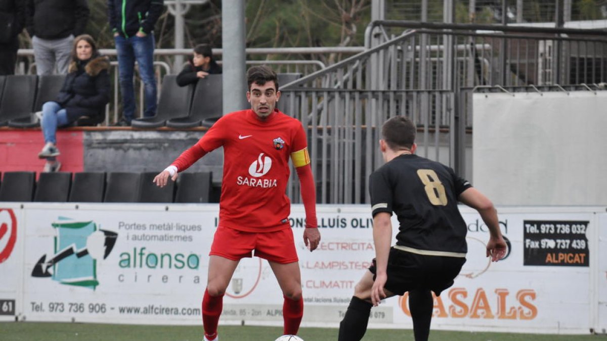 El capità de l’Alpicat controla la pilota davant la pressió d’un jugador de l’Andorra en el partit d’ahir.