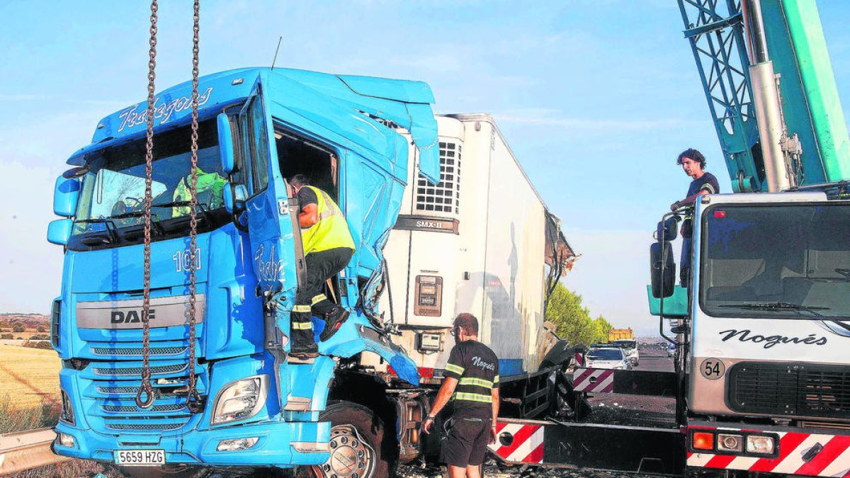 Operarios retiraron ayer con una grúa el camión arrollado por otro tráiler y en el que murió su conductor en la A-2 en Ribera d'Ondara.
