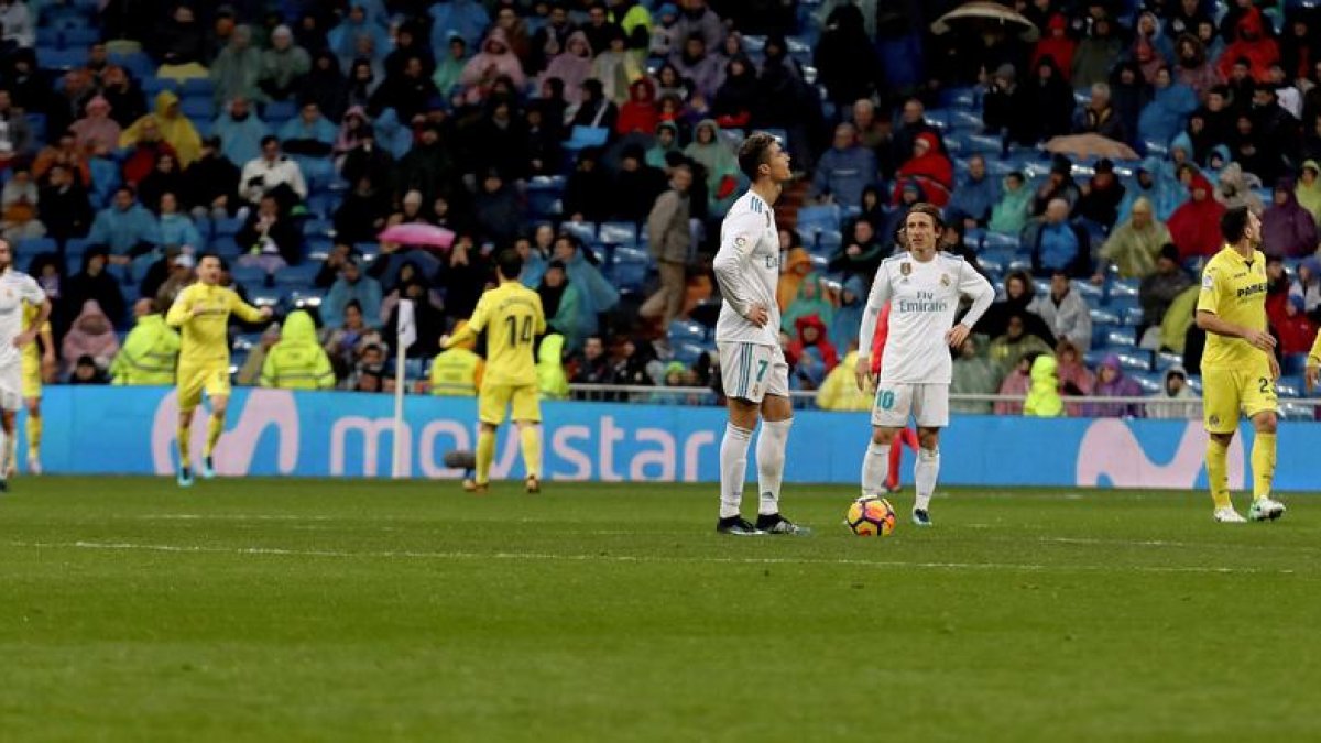 Cristiano Ronaldo y Luka Modric, abatidos tras el gol que dio el triunfo al Villarreal.