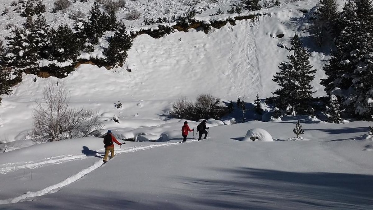 Imatge d’un dels moments de gravació del vídeo promocional aquesta setmana aprofitant la nevada.