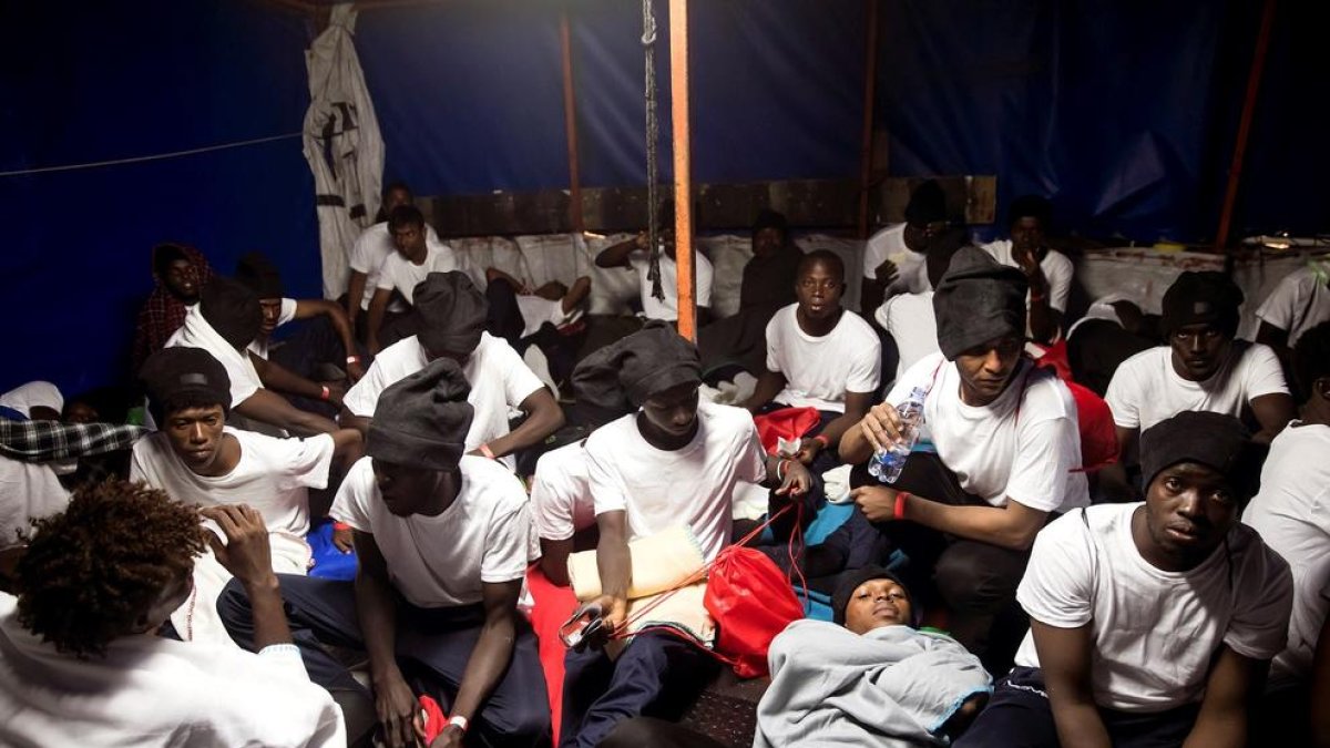 Migrants amuntegats al vaixell ‘Aquarius’, de l’ONG francesa Sos Mediterranée, diumenge.