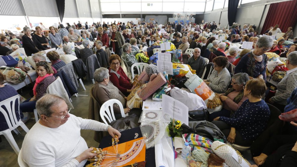 El Pavelló de l’Oli de la capital de les Garrigues es va omplir en la 18 edició de la Trobada de Puntaires.