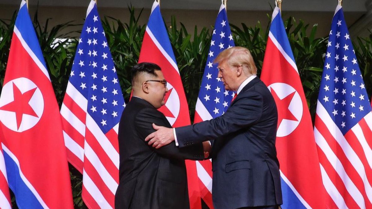 El presidente estadounidense, Donald Trump, y el líder norcoreano, Kim Jong-Un, inician la cumbre con un apretón de manos.