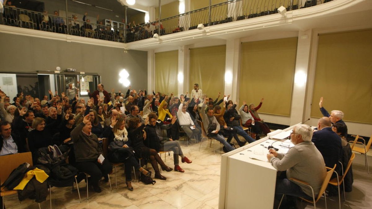 La asamblea de Primàries tuvo lugar en la sala Alfred Perenya.