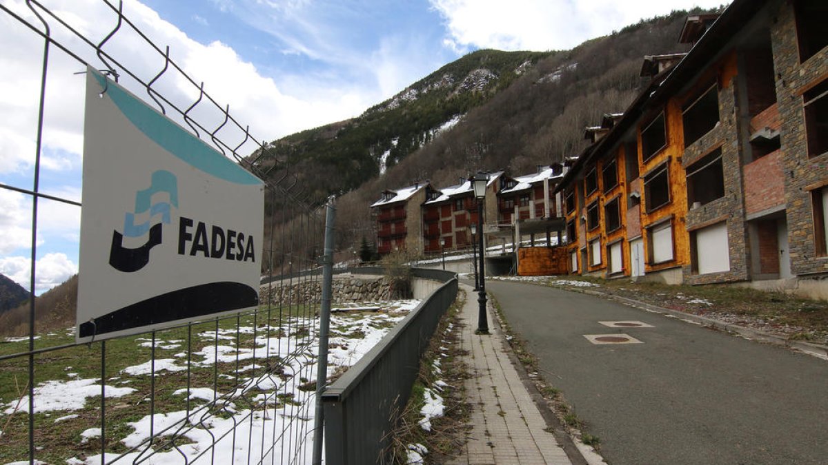 Pisos inacabados junto al núcleo de Espui, junto al cartel de Fadesa, que los adquirió junto con el proyecto de Vallfosca en 2006.