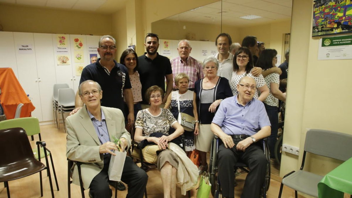 Viñas y la responsable de la pastelería Farré (sentados), en el acto. 