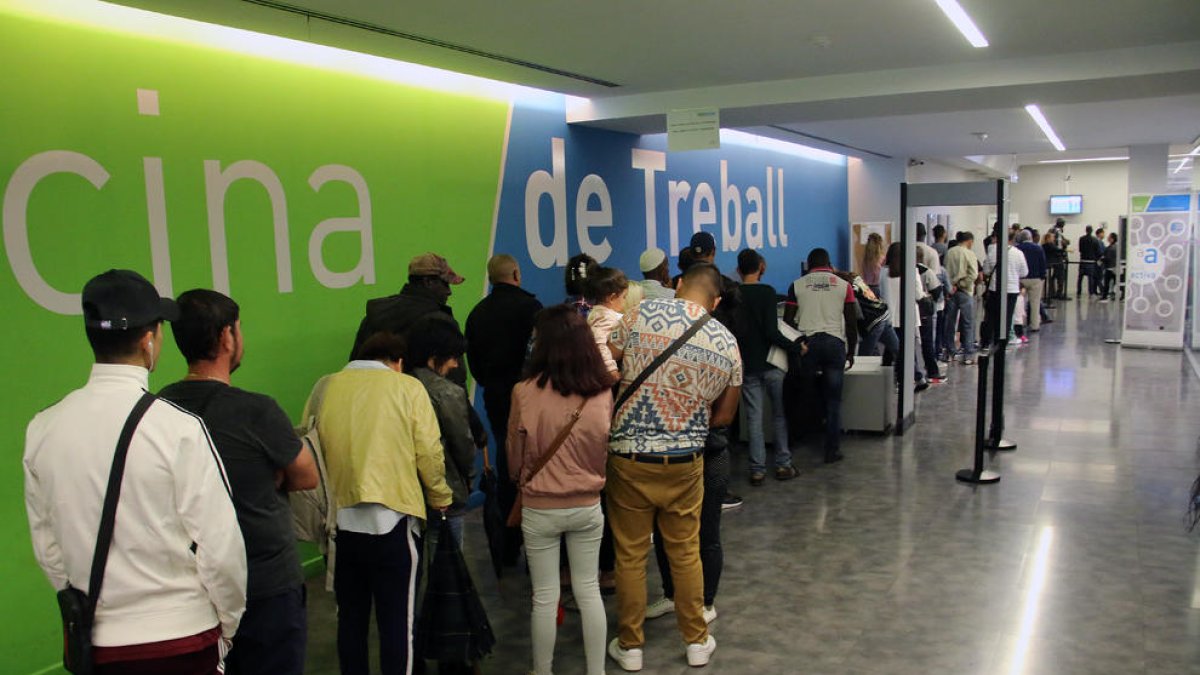 Colas en Lleida para solicitar la renta el día que entró en vigor la ley.