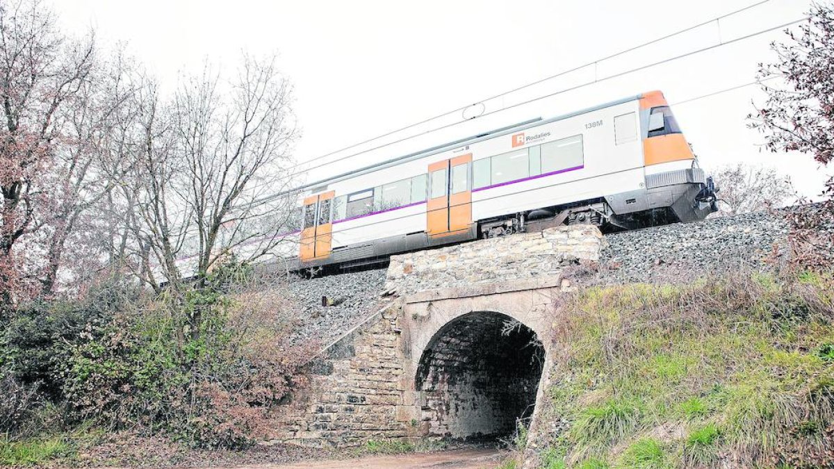 El tren de la línea de Manresa que quedó parado sobre un puente en Sant Guim de Freixenet. 