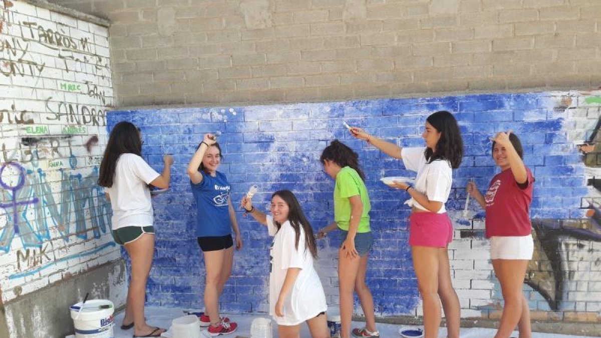 Jóvenes voluntarios han llevado a cabo obras de mejora en seis localidades de Les Garrigues.  