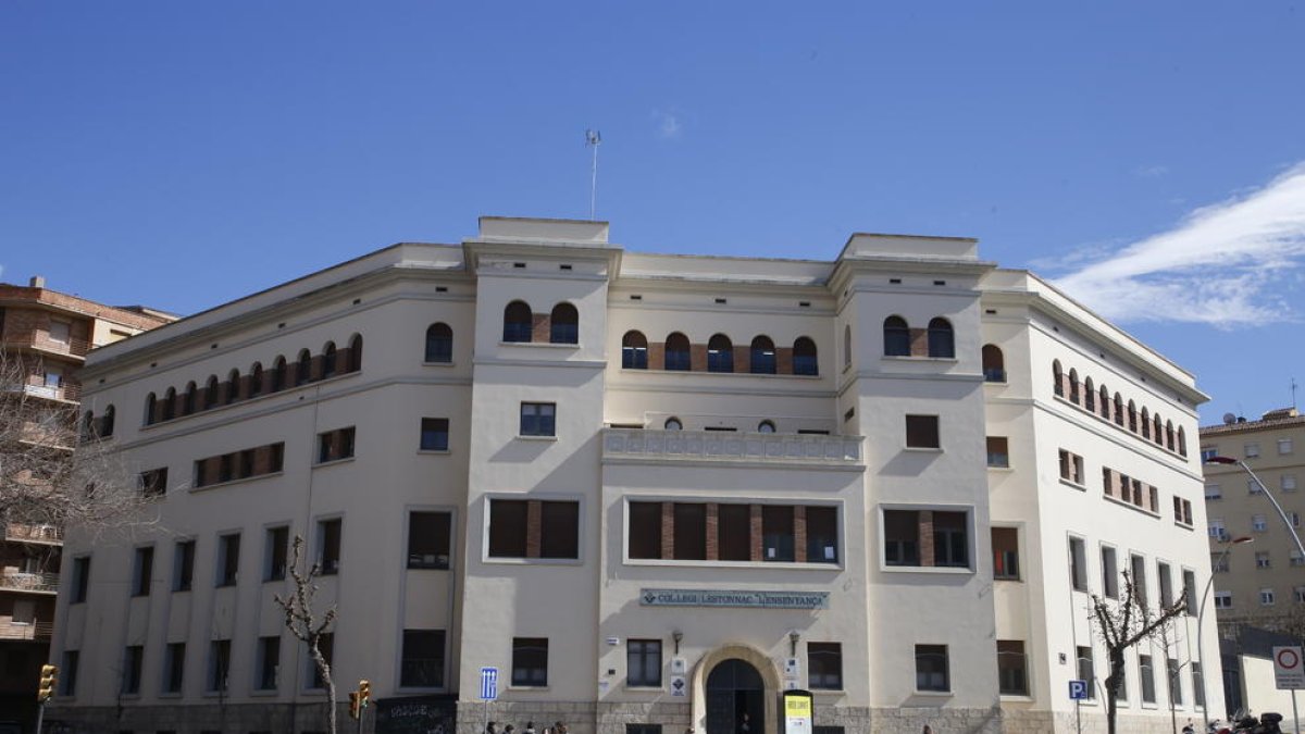 Imagen tomada ayer del colegio Lestonnac, situado en la avenida Prat de la Riba de Lleida.