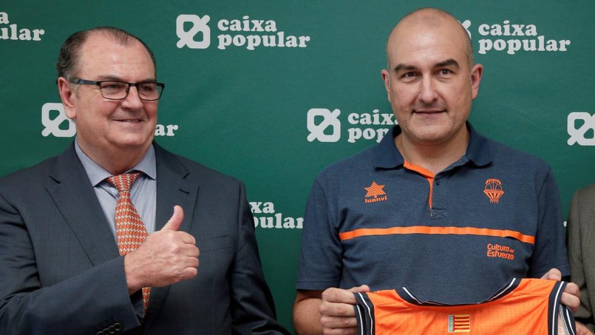 Jaume Ponsarnau, ahir amb el president del club, Vicente Solá.