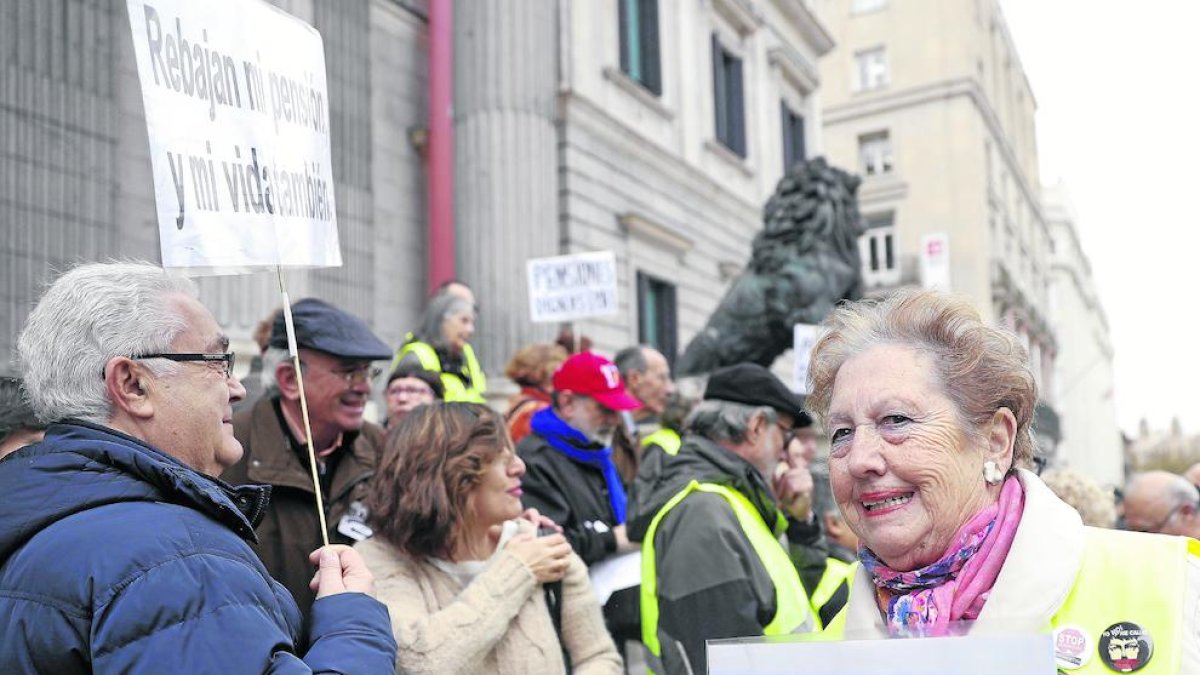 Imatge d’una protesta de pensionistes en defensa de les seues prestacions davant del Congrés.