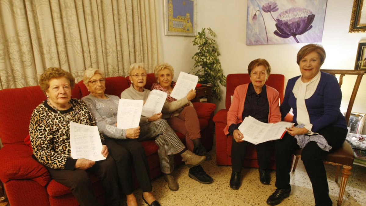 Magda (segunda por la derecha) junto a sus amigas con las 1.600 firmas que han recogido.