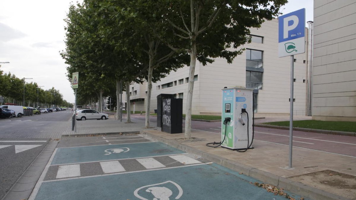 Imagen del punto de carga de vehículos eléctricos de Jaume II, en Lleida ciudad.