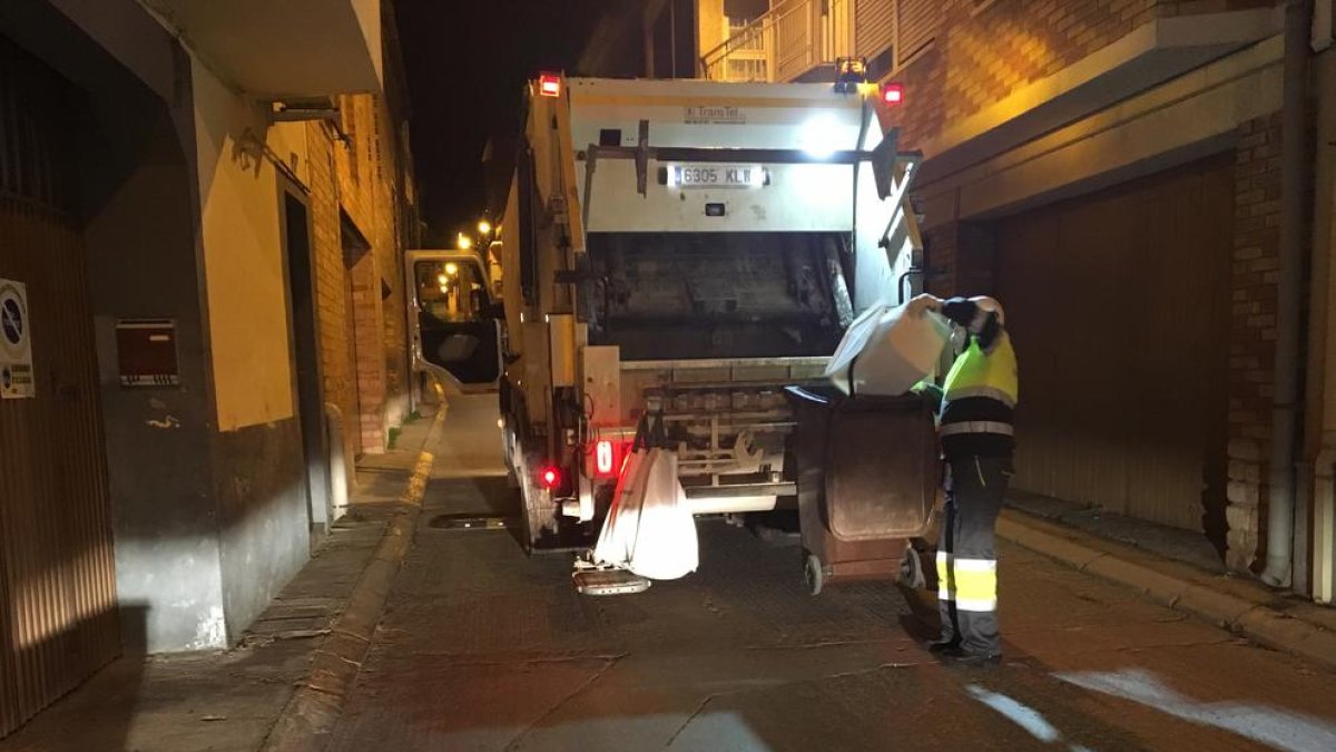 Imatge de la recollida porta a porta a Alcarràs dilluns, el primer dia que es va aplicar el sistema.