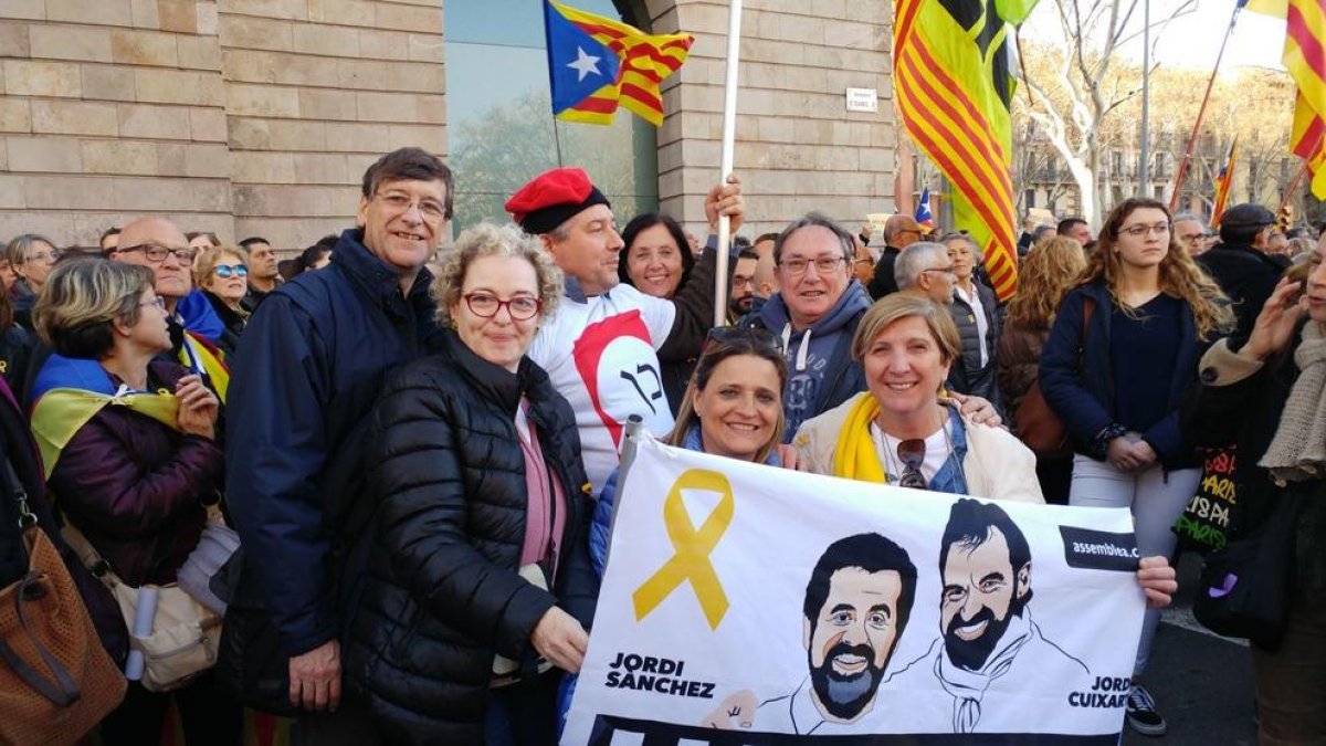 Lleidatans amb pancartes per la llibertat dels presos polítics.
