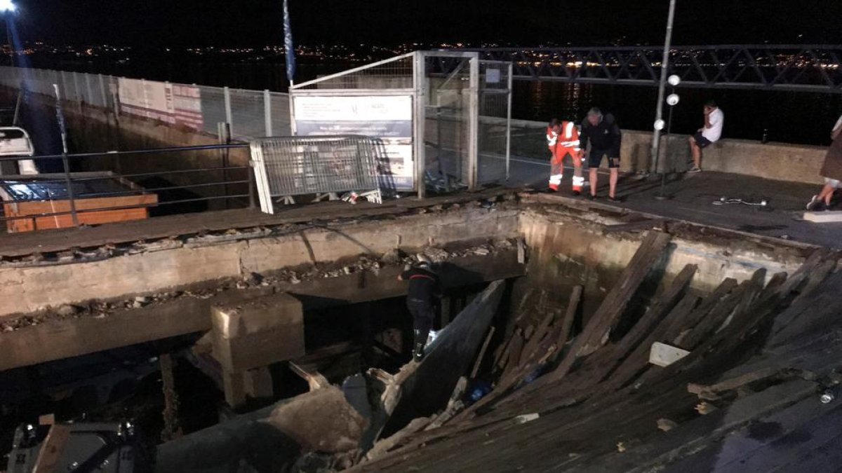 Estat en què va quedar la passarel·la del passeig marítim de Vigo després de l’accident.