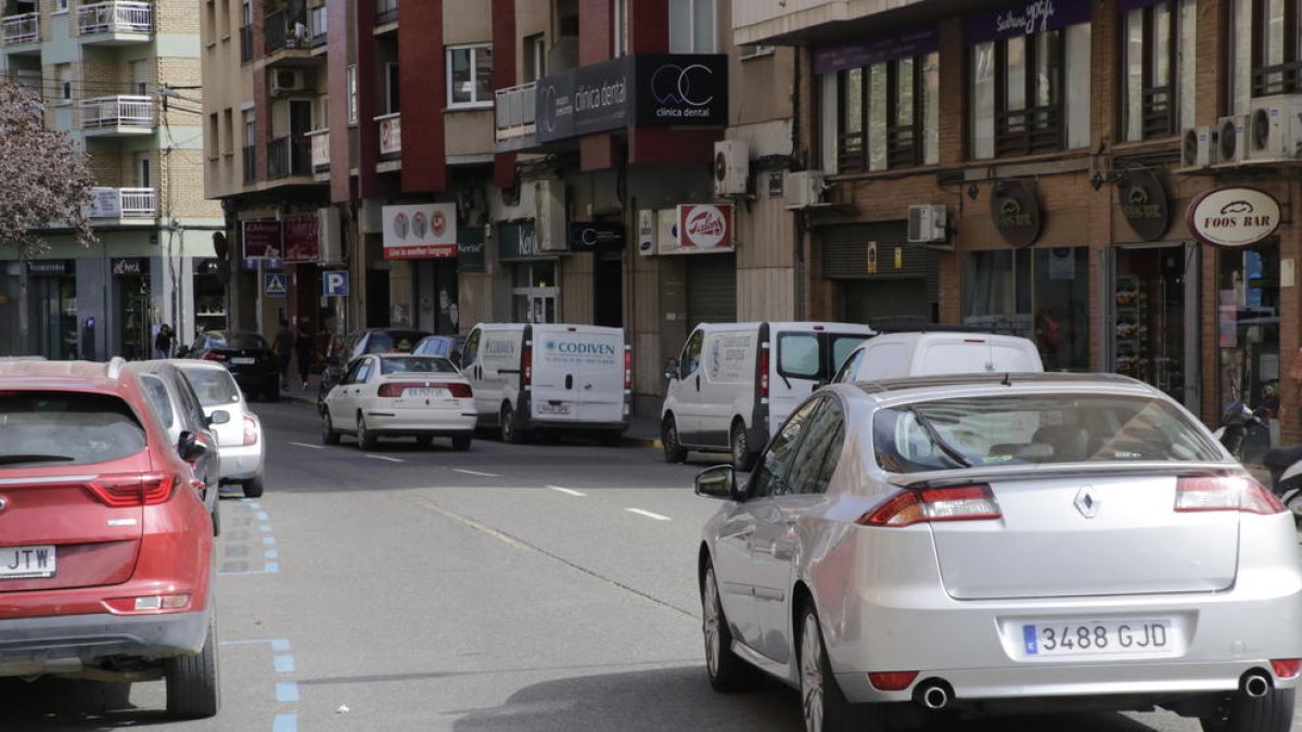 Vehicles circulant pel carrer Lluís Companys.