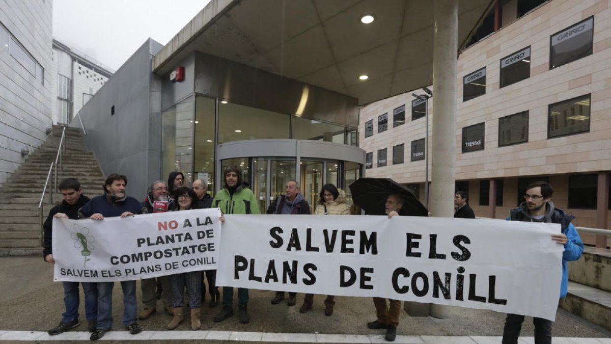 Membres de la plataforma Salvem els Plans de Conill ahir davant dels jutjats de Lleida.