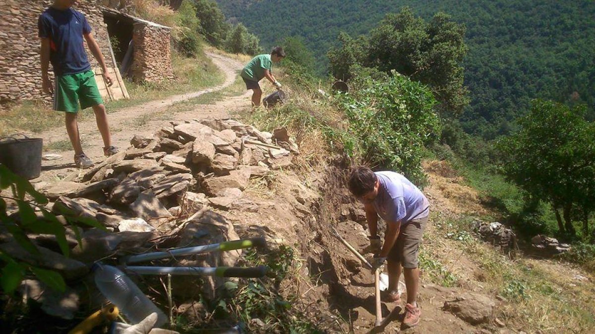 Imatge de veïns que treballen per millorar carrers de Solanell.