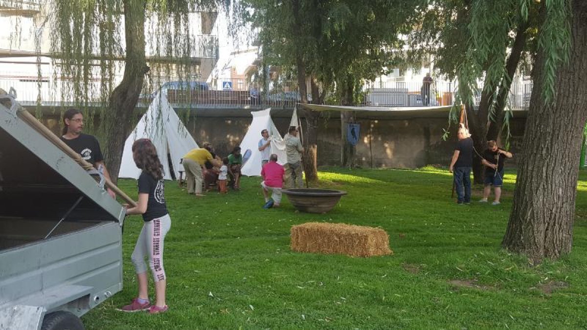 Muntatge del campament, ahir al parc de la Transsegre.