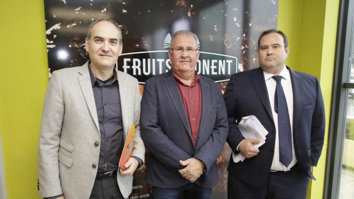 Josep Presseguer, Sebastià Escarp i Roberto Vallina, ahir a la seu de Fruits de Ponent.