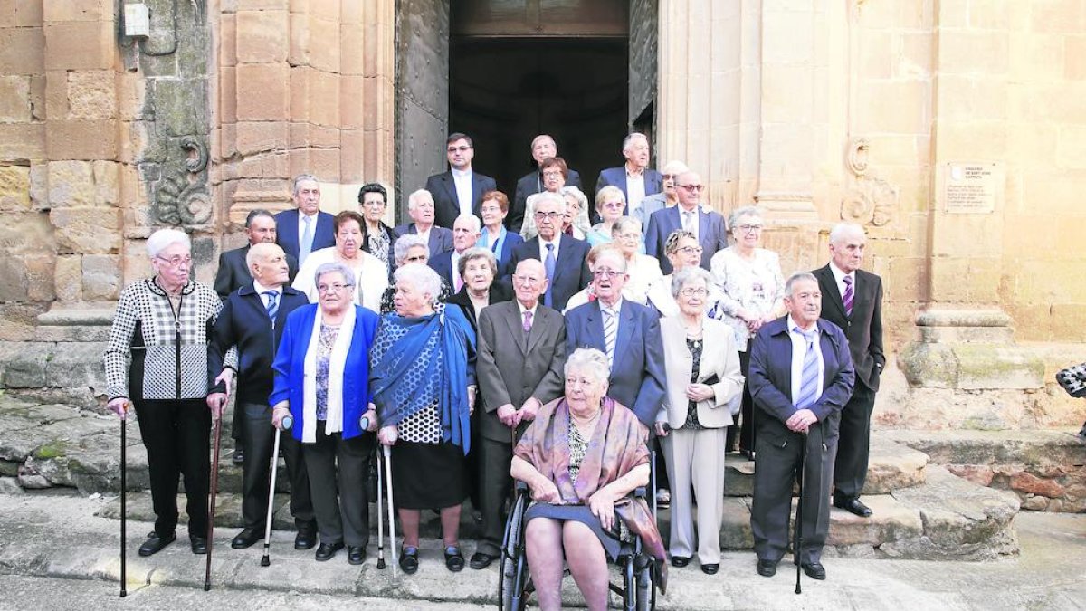 Foto de família de la trentena de persones grans que ahir van protagonitzar l’homenatge d’aquesta localitat de les Garrigues.
