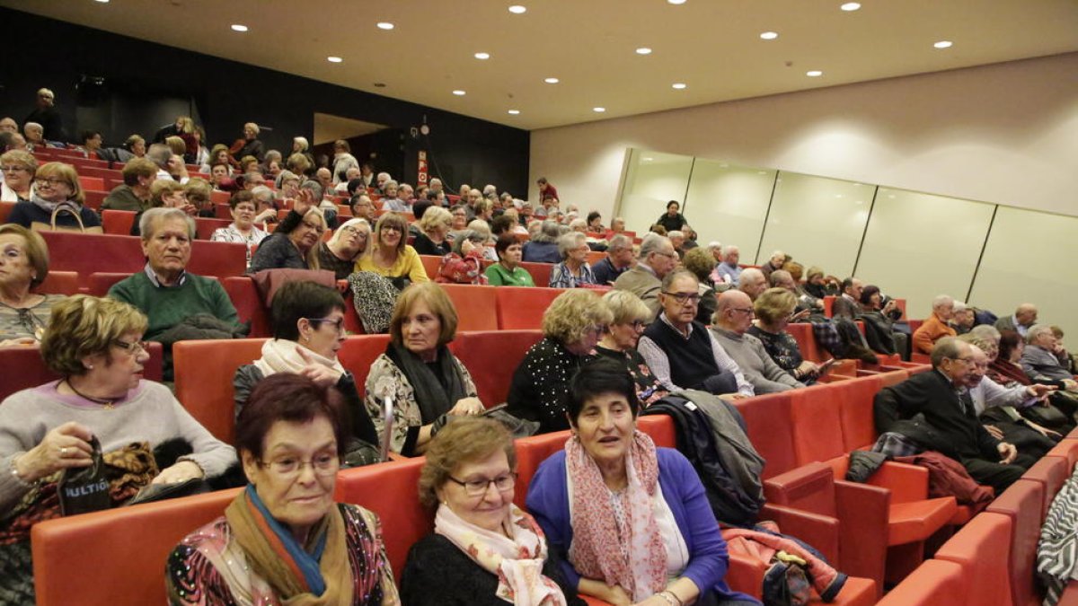 Alguns dels assistents ahir a la festa nadalenca de la Gent Gran a la Llotja.