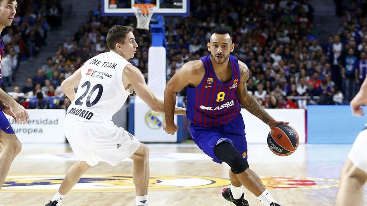 Adam Hanga bota la pilota davant de Jaycee Carroll.