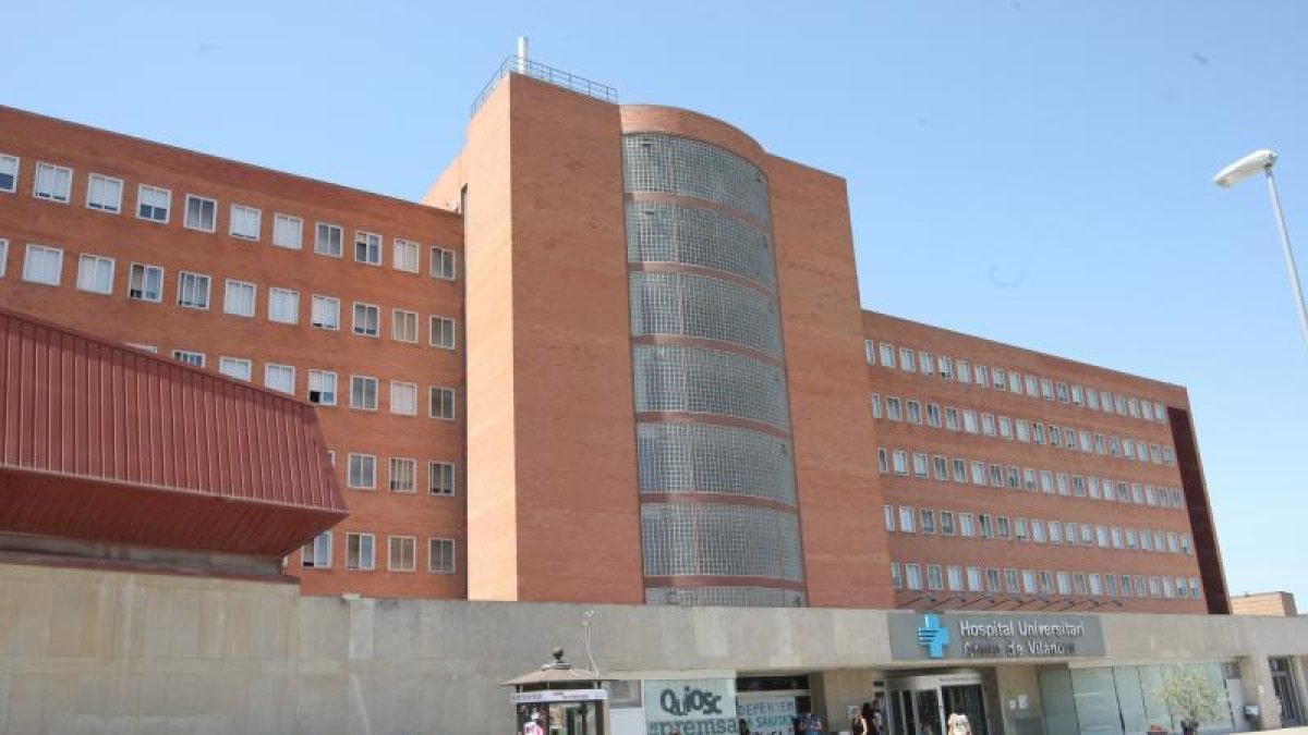 Imatge de l’exterior de l’hospital Arnau de Vilanova de Lleida.