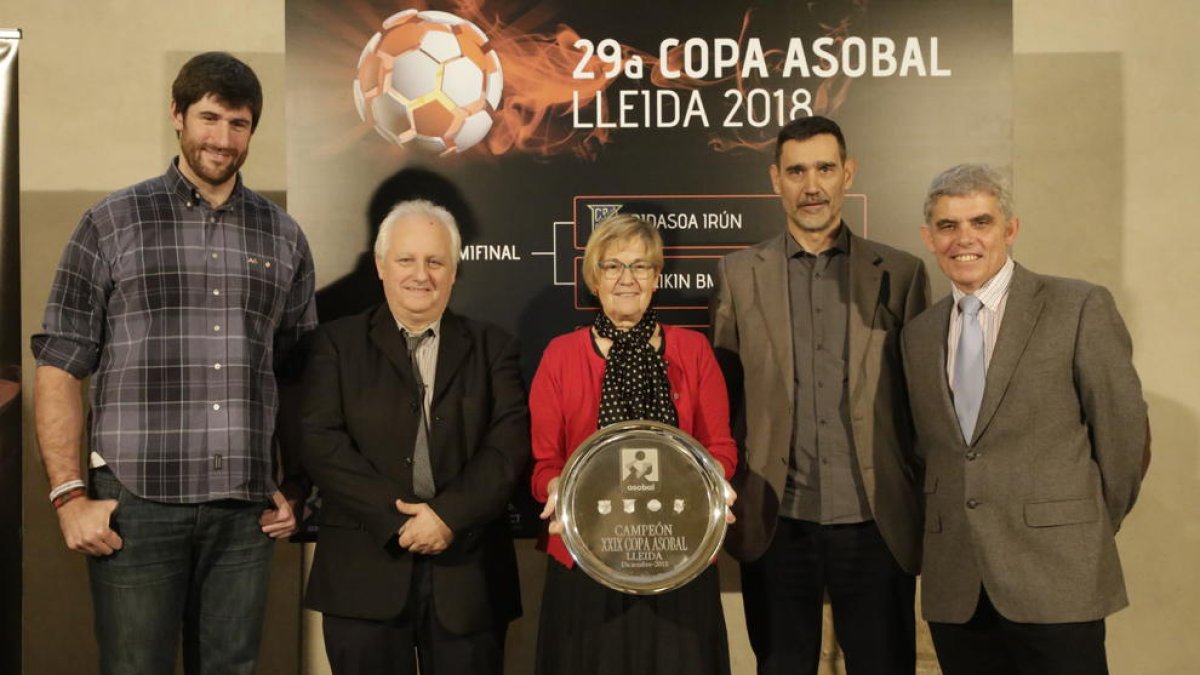 Gurutz Aguinagalde, José Manuel Vela, Montse Parra, Eugeni Serrano y Francisco Puertas, con el trofeo.