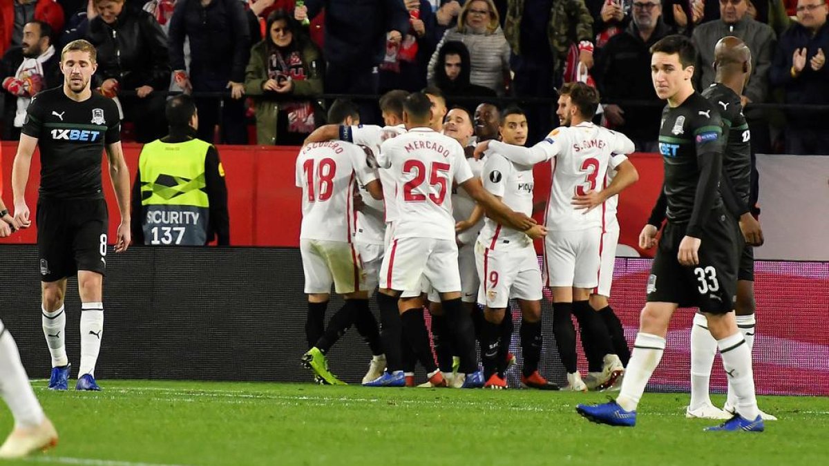 Los jugadores del Sevilla celebran el tercer gol, obra de Banega.