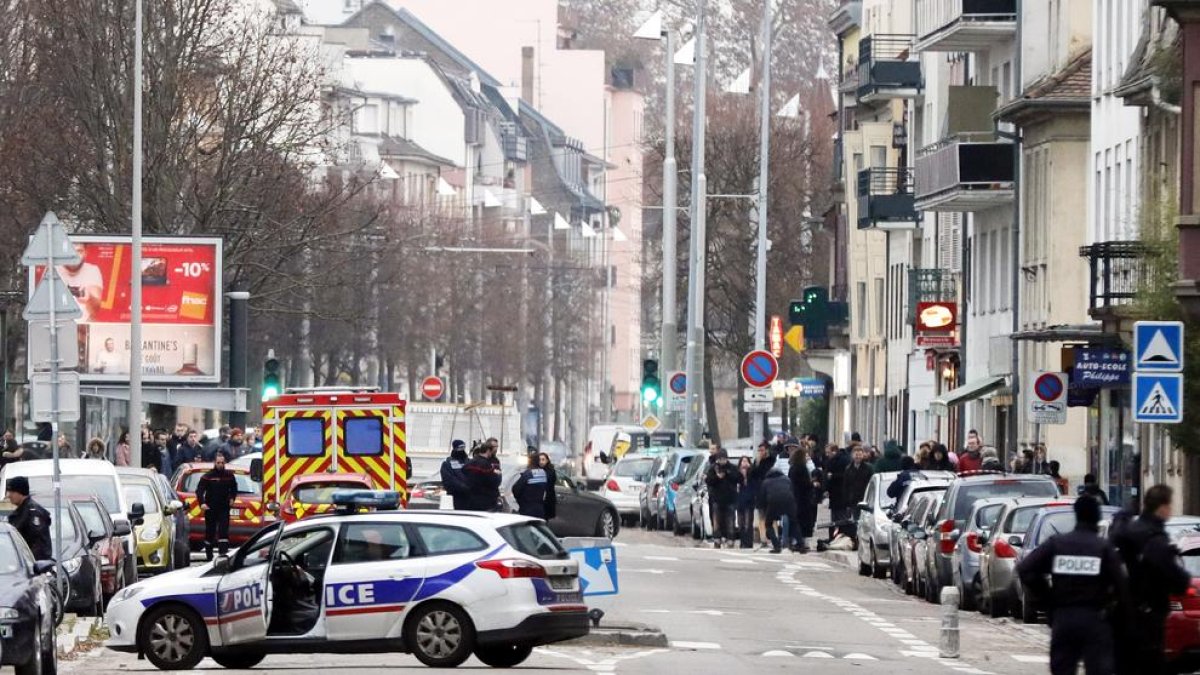 Imatge del desplegament policial al barri de Neudorf, ahir.