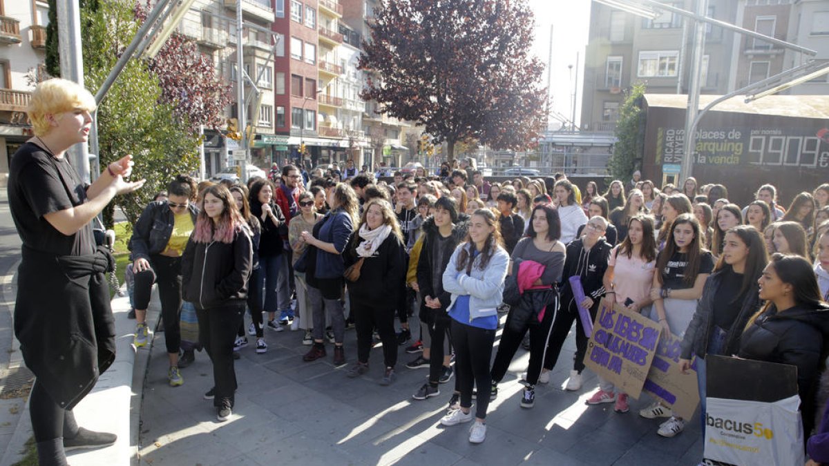 Decenas de estudiantes en la manifestación de ayer en la plaza Ricard Viñes. 
