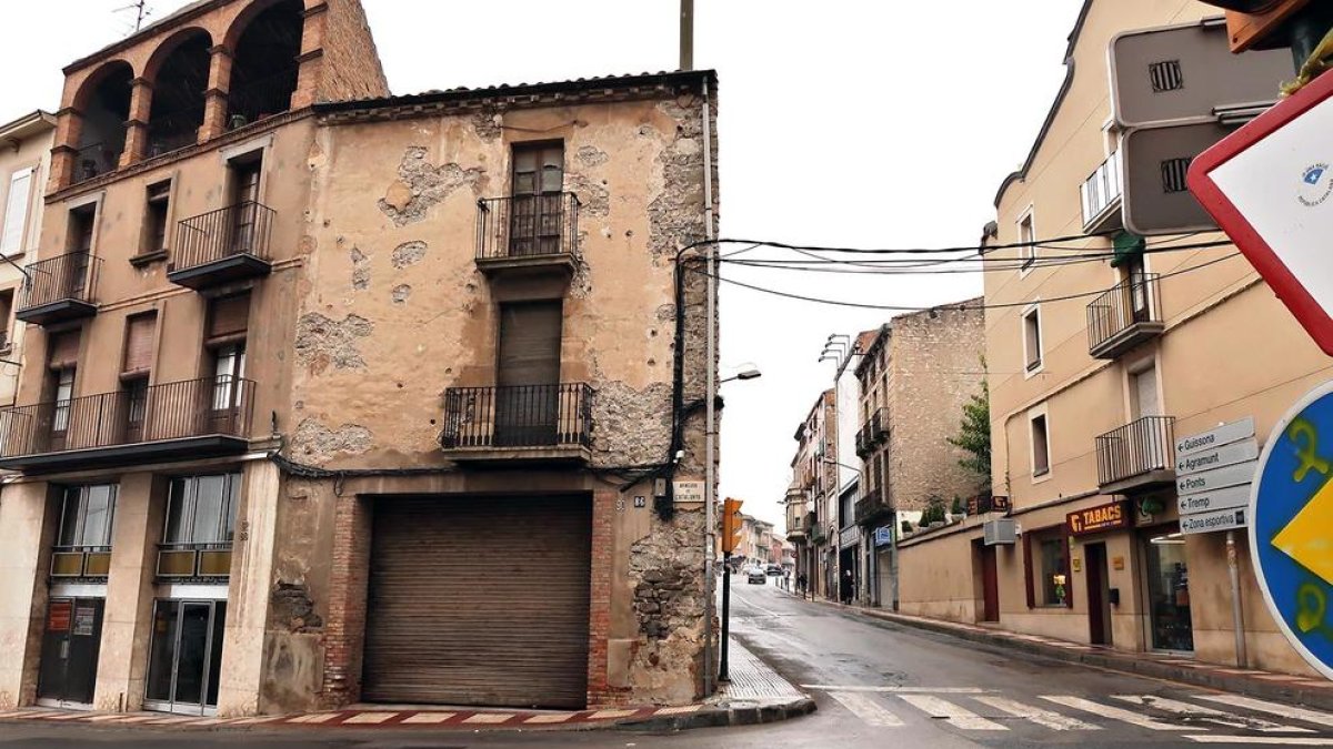 El carrer Victòria acull l’únic semàfor del nucli urbà.