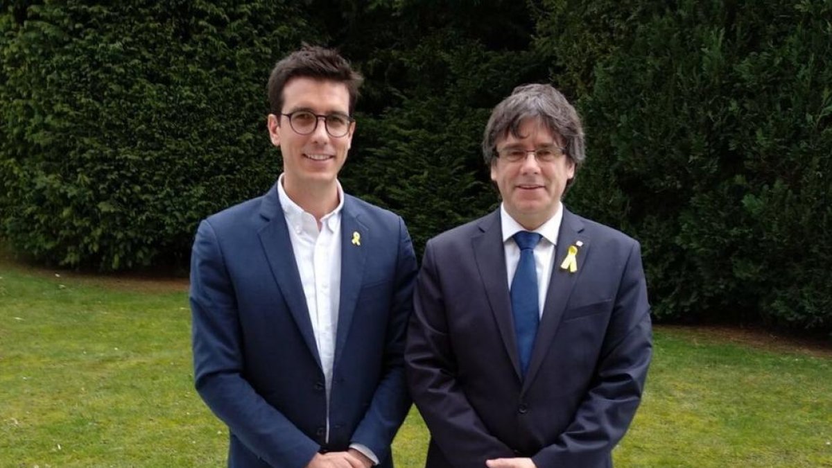  Puigdemont posa con Postius ante su residencia en Bélgica. 